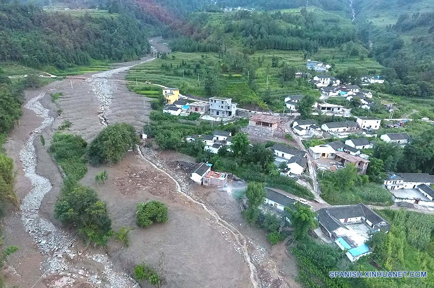 Suman 24 muertos por inundación repentina en suroeste de China