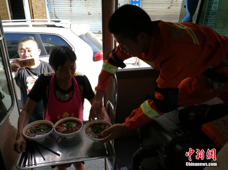 Un restaurante ofrece comida gratis a los soldados que brindan asistencia a las zonas afectadas por el terremoto de Jiuzhaigou