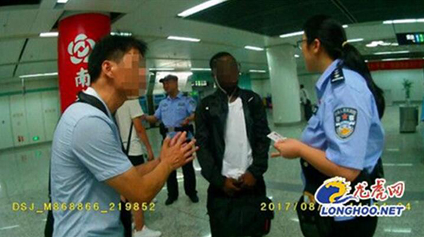 Estudiante africano agrede a un pasajero chino por creer que le estaba tomando fotos sin consentimiento en el metro de Nanjing