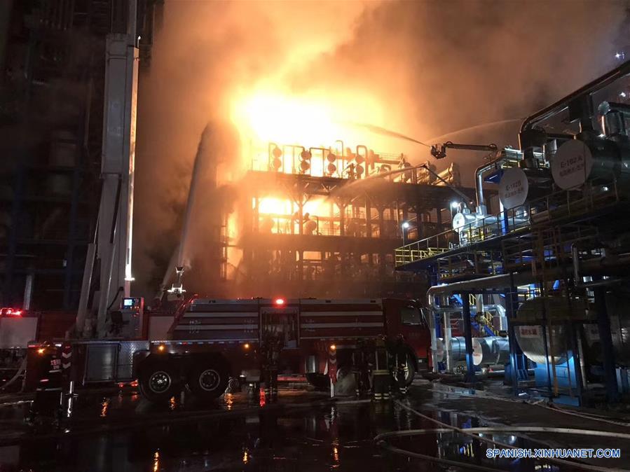 Apagan incendio en planta de PetroChina en Dalian