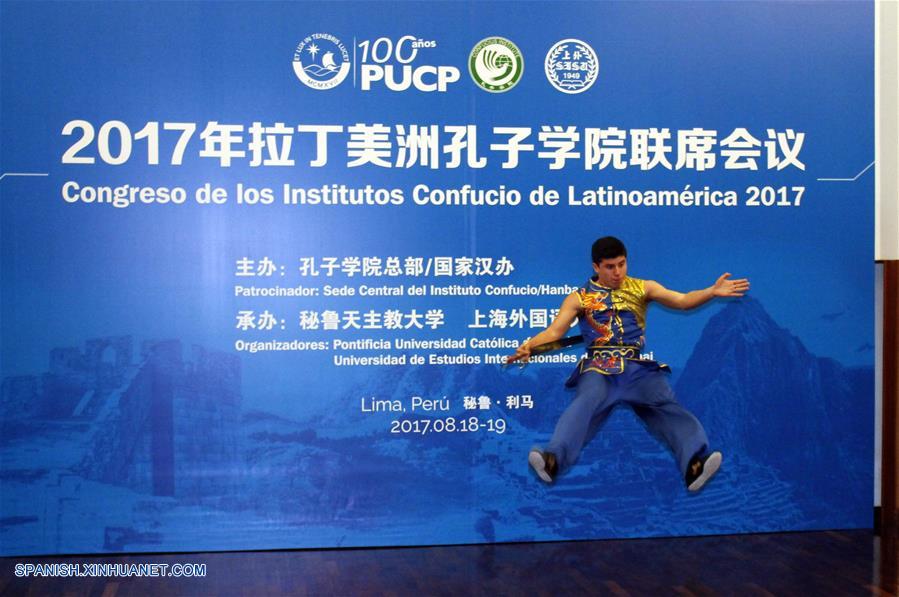 LIMA, agosto 18, 2017 (Xinhua) -- Un estudiante del Colegio Peruano Chino Diez de Octubre participa durante la inauguración del VII Congreso de Institutos Confucio en Latinoamérica, en el auditorio de la Pontificia Universidad Católica del Perú (PUCP) en la ciudad de Lima, Perú, el 18 de agosto de 2017. El VII Congreso de Institutos Confucio en Latinoamérica se inauguró en la capital peruana el viernes, en que participan representantes de esos centros de enseñanza en la región, con el objetivo de elaborar un plan estratégico de cinco a 10 años. (Xinhua/Luis Camacho)