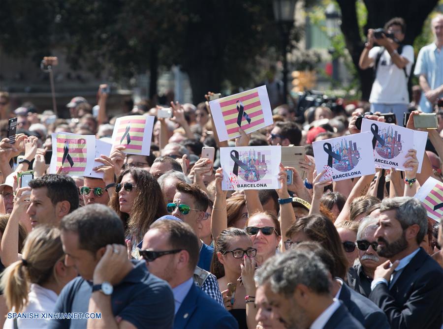Miles de personas se reúnen en Barcelona como una muestra de desafío al terrorismo