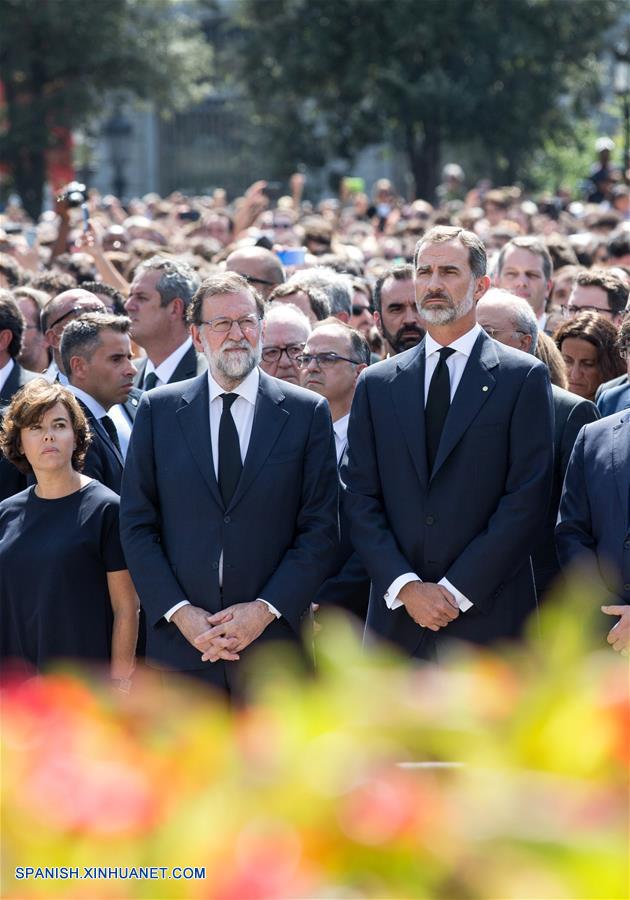 Miles de personas se reúnen en Barcelona como una muestra de desafío al terrorismo