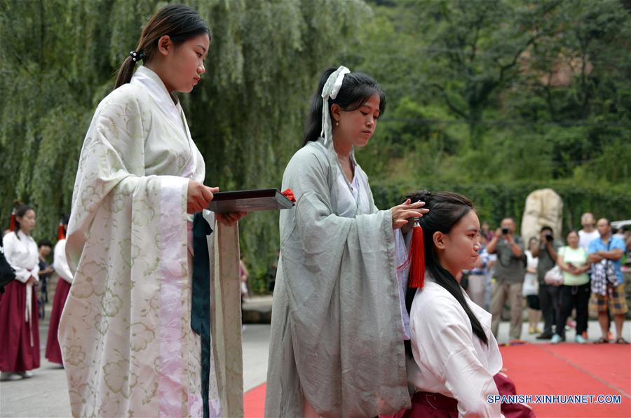 HEBEI, agosto 19, 2017 (Xinhua) -- Entusiastas de la vestimenta tradicional Han usan una horquilla para el pelo durante una ceremonia de llegada a la mayoría de edad llevada a cabo en Xingtai, provincia de Hebei, en el norte de China, el 19 de agosto de 2017. Veintiseis entusiastas de la vestimenta Han presentaron la ceremonia tradicional china de llegada a la mayoría de edad en la actividad llevada a cabo el sábado en Xingtai. (Xinhua/Mu Yu)