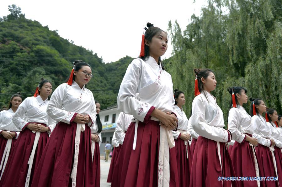 Entusiastas de la vestimenta tradicional Han participan en una ceremonia de llegada a la mayoría de edad llevada a cabo en Xingtai, provincia de Hebei, en el norte de China, el 19 de agosto de 2017. Veintiseis entusiastas de la vestimenta Han presentaron la ceremonia tradicional china de llegada a la mayoría de edad en la actividad llevada a cabo el sábado en Xingtai. (Xinhua/Mu Yu)