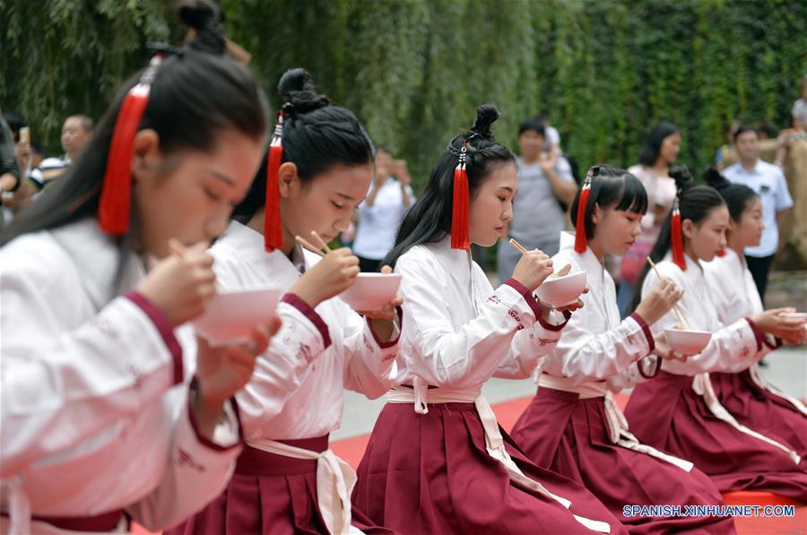 Entusiastas de la vestimenta tradicional Han participan en una ceremonia de llegada a la mayoría de edad llevada a cabo en Xingtai, provincia de Hebei, en el norte de China, el 19 de agosto de 2017. Veintiseis entusiastas de la vestimenta Han presentaron la ceremonia tradicional china de llegada a la mayoría de edad en la actividad llevada a cabo el sábado en Xingtai. (Xinhua/Mu Yu)