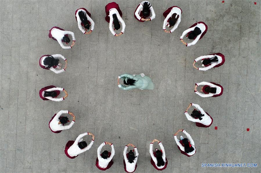 Entusiastas de la vestimenta tradicional Han hacen la reverencia con las manos unidas durante una ceremonia de llegada a la mayoría de edad llevada a cabo en Xingtai, provincia de Hebei, en el norte de China, el 19 de agosto de 2017. Veintiseis entusiastas de la vestimenta Han presentaron la ceremonia tradicional china de llegada a la mayoría de edad en la actividad llevada a cabo el sábado en Xingtai. (Xinhua/Mu Yu)