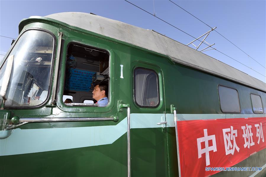 QINGHAI, agosto 20, 2017 (Xinhua) -- Hu Tianhong, conductor del nuevo tren de carga China-Europa que une a Rusia con Golmund, en la provincia de Qinghai, en el noroeste de China, se prepara para salir de Golmund, el 20 de agosto de 2017. El tren cargado con contenedores de químicos, salió de China a través del paso de Alataw en Xinjiang, y pasará por Kazajistán antes de llegar a Perm, Rusia. El viaje cubre unos 6,360 kilómetros y tarda 10 días, 30 días menos que la ruta marítima anterior. (Xinhua/Wang Bo)