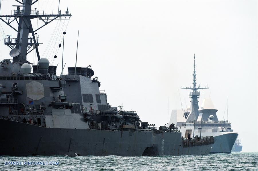 Destructor estadounidense llega frente a base naval Singapur tras colisión con petrolero