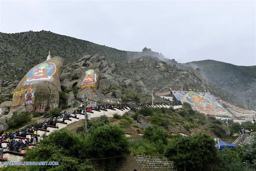 LHASA, agosto 21, 2017 (Xinhua) -- Una gran pintura "thangka" del Buda es exhibida en el Monasterio Drepung en Lhasa, capital de la región autónoma del Tibet, en el suroeste de China, el 21 de agosto de 2017. Budistas y creyentes llegaron a Lhasa para el inicio del tradicional Festival Shoton. El Festival Shoton, también conocido como el Festival del Banquete de Yogurt, es una gala de una semana llevada a cabo desde el siglo XI. (Xinhua/Liu Dongjun)