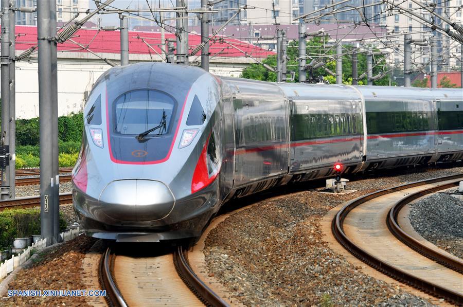 TIANJIN, agosto 21, 2017 (Xinhua) -- Un tren Fuxing C2008 sale de la Estación de Trenes de Tianjin, en Tianjin, en el norte de China, el 21 de agosto de 2017. La nueva generación de trenes bala de China, los Fuxing, fueron puestos en operación el lunes en el Ferrocarril Interurbano Beijing-Tianjing. (Xinhua/Yang Baosen) 