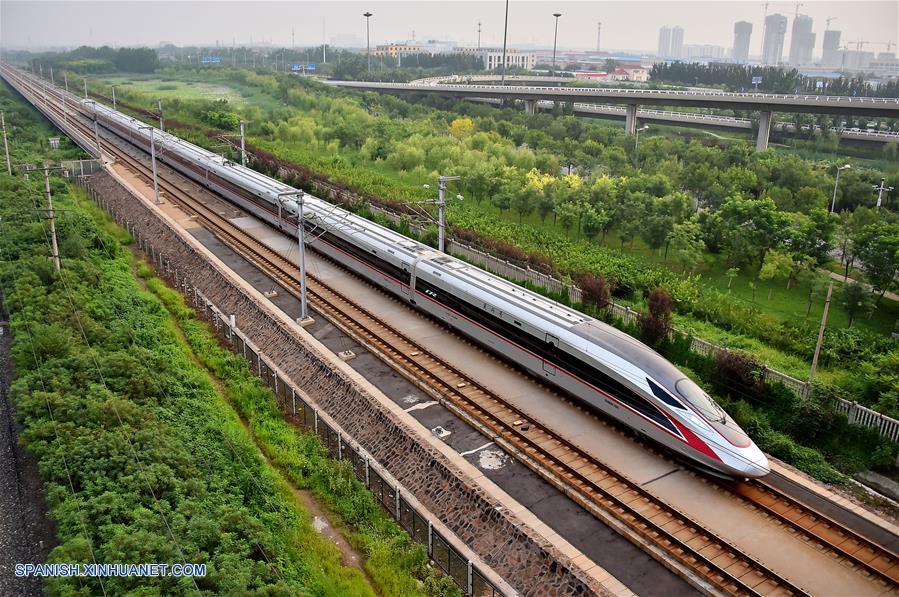 TIANJIN, agosto 21, 2017 (Xinhua) -- Vista del tren Fuxing C2001 llegando a la Estación de Trenes de Tianjin, en Tianjin, en el norte de China, el 21 de agosto de 2017. La nueva generación de trenes bala de China, los Fuxing, fueron puestos en operación el lunes en el Ferrocarril Interurbano Beijing-Tianjing. (Xinhua/Yang Baosen) 