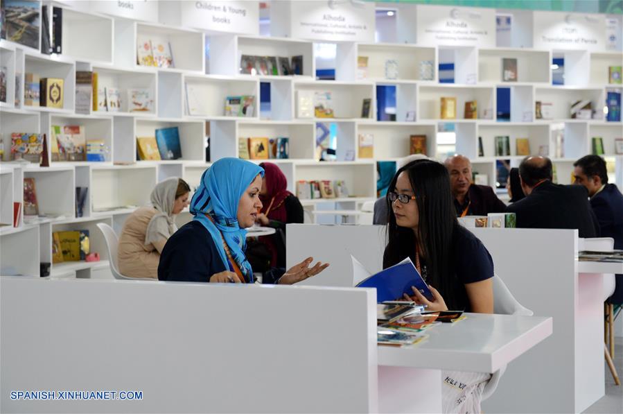 Personas asisten a la 24 Feria Internacional del Libro de Beijing llevada a cabo en la Nueva Sede del Centro Internacional de Exposiciones de China, en Beijing, capital de China, el 23 de agosto de 2017. (Xinhua/Wang Huajuan)