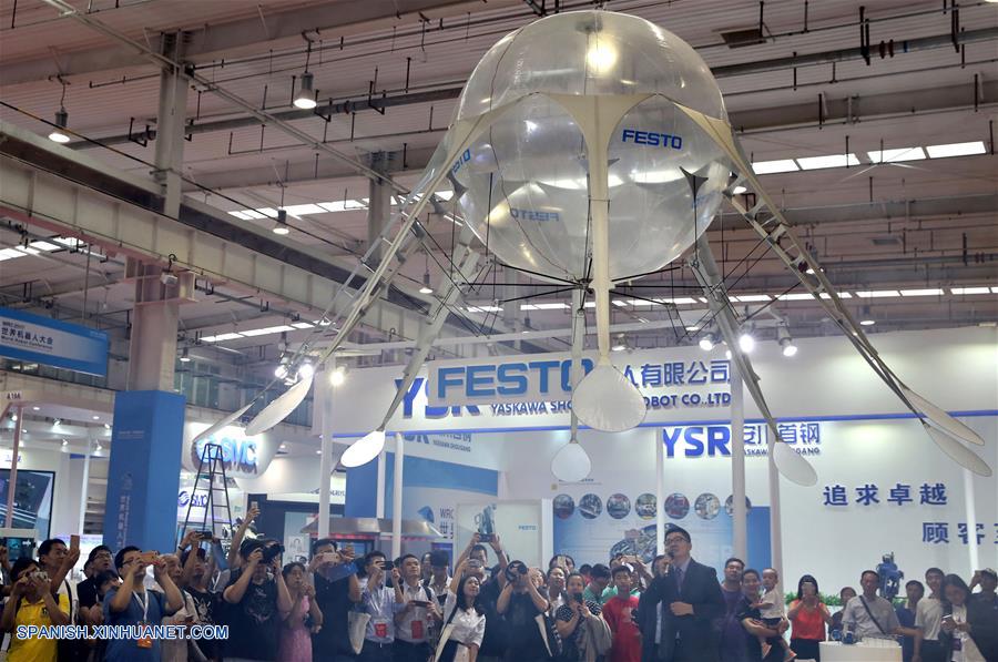 BEIJING, agosto 22, 2017 (Xinhua) -- Una medusa simulada es exhibida durante la vista previa para los medios de comunicación de la Conferencia Mundial de Robots 2017 llevada a cabo en el Centro Internacional de Conferencias y Exposiciones Yichuang de Beijing, en Beijing, capital de China, el 22 de agosto de 2017. La conferencia se llevará a cabo del 23 al 27 de agosto, con un foro, exposición y concurso de robots. (Xinhua/Jin Liwang)