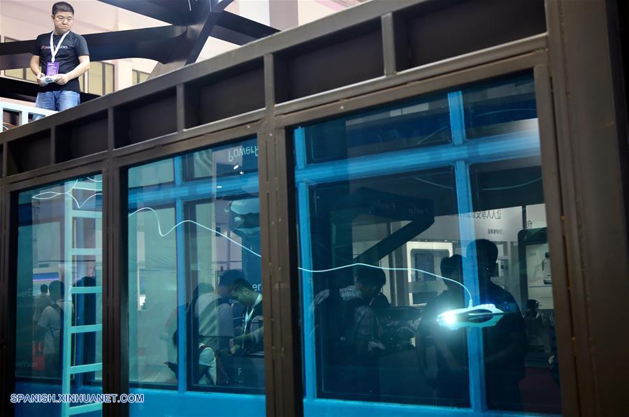 BEIJING, agosto 22, 2017 (Xinhua) -- Un empleado muestra un robot submarino durante la vista previa para los medios de comunicación de la Conferencia Mundial de Robots 2017 llevada a cabo en el Centro Internacional de Conferencias y Exposiciones Yichuang de Beijing, en Beijing, capital de China, el 22 de agosto de 2017. La conferencia se llevará a cabo del 23 al 27 de agosto, con un foro, exposición y concurso de robots. (Xinhua/Jin Liwang)