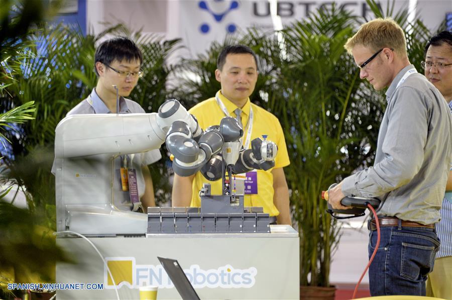 BEIJING, agosto 22, 2017 (Xinhua) -- Un empleado ajusta un robot durante la vista previa para los medios de comunicación de la Conferencia Mundial de Robots 2017 llevada a cabo en el Centro Internacional de Conferencias y Exposiciones Yichuang de Beijing, en Beijing, capital de China, el 22 de agosto de 2017. La conferencia se llevará a cabo del 23 al 27 de agosto, con un foro, exposición y concurso de robots. (Xinhua/Li Xin)