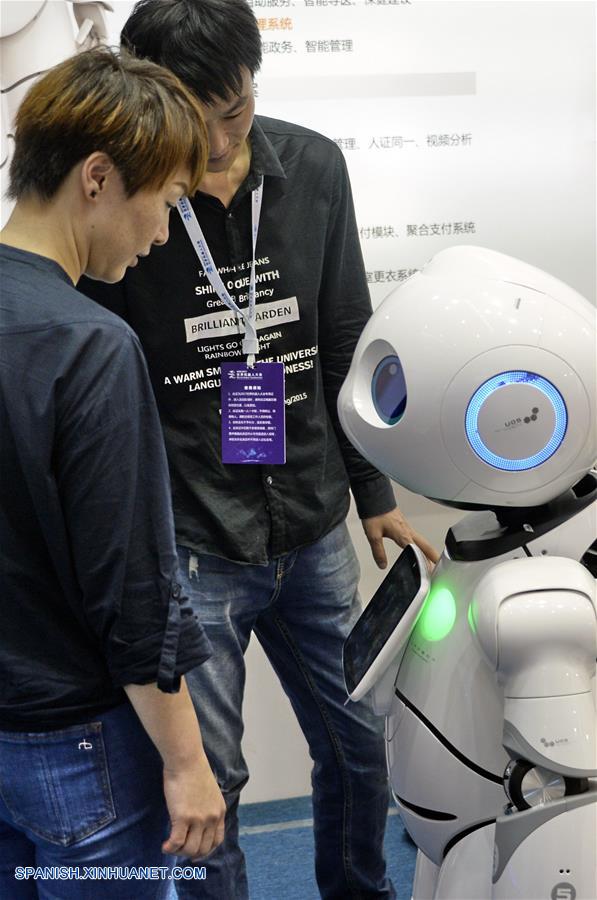 BEIJING, agosto 22, 2017 (Xinhua) -- Personas interactúan con un robot inteligente durante la vista previa para los medios de comunicación de la Conferencia Mundial de Robots 2017 llevada a cabo en el Centro Internacional de Conferencias y Exposiciones Yichuang de Beijing, en Beijing, capital de China, el 22 de agosto de 2017. La conferencia se llevará a cabo del 23 al 27 de agosto, con un foro, exposición y concurso de robots. (Xinhua/Li Xin)