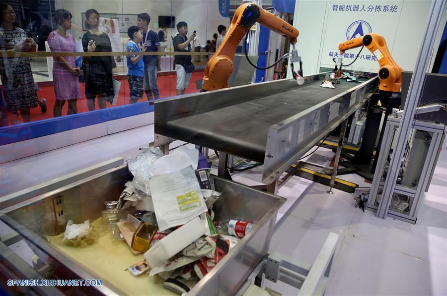 BEIJING, agosto 22, 2017 (Xinhua) -- Un robot de clasificación inteligente es exhibido durante la vista previa para los medios de comunicación de la Conferencia Mundial de Robots 2017 llevada a cabo en el Centro Internacional de Conferencias y Exposiciones Yichuang de Beijing, en Beijing, capital de China, el 22 de agosto de 2017. La conferencia se llevará a cabo del 23 al 27 de agosto, con un foro, exposición y concurso de robots. (Xinhua/Jin Liwang)