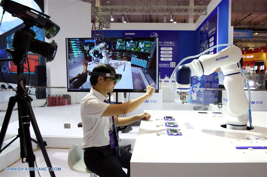 BEIJING, agosto 22, 2017 (Xinhua) -- Un empleado muestra un robot durante la vista previa para los medios de comunicación de la Conferencia Mundial de Robots 2017 llevada a cabo en el Centro Internacional de Conferencias y Exposiciones Yichuang de Beijing, en Beijing, capital de China, el 22 de agosto de 2017. La conferencia se llevará a cabo del 23 al 27 de agosto, con un foro, exposición y concurso de robots. (Xinhua/Jin Liwang)