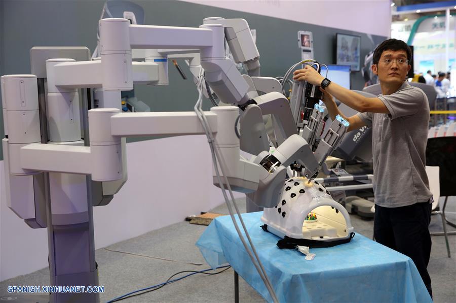 BEIJING, agosto 22, 2017 (Xinhua) -- Un empleado ajusta el robot de cirugía durante la vista previa para los medios de comunicación de la Conferencia Mundial de Robots 2017 llevada a cabo en el Centro Internacional de Conferencias y Exposiciones Yichuang de Beijing, en Beijing, capital de China, el 22 de agosto de 2017. La conferencia se llevará a cabo del 23 al 27 de agosto, con un foro, exposición y concurso de robots. (Xinhua/Jin Liwang)