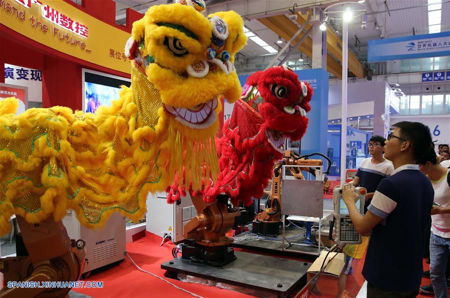 BEIJING, agosto 22, 2017 (Xinhua) -- Un robot de danza del león es exhibido durante la vista previa para los medios de comunicación de la Conferencia Mundial de Robots 2017 llevada a cabo en el Centro Internacional de Conferencias y Exposiciones Yichuang de Beijing, en Beijing, capital de China, el 22 de agosto de 2017. La conferencia se llevará a cabo del 23 al 27 de agosto, con un foro, exposición y concurso de robots. (Xinhua/Jin Liwang)