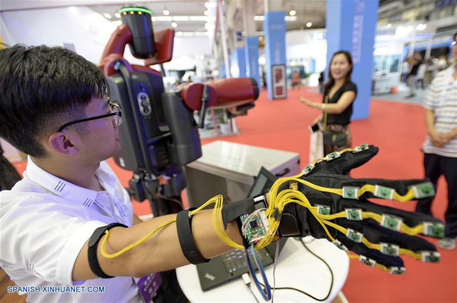 BEIJING, agosto 22, 2017 (Xinhua) -- Un empleado muestra una instalación de control inteligente durante la vista previa para los medios de comunicación de la Conferencia Mundial de Robots 2017 llevada a cabo en el Centro Internacional de Conferencias y Exposiciones Yichuang de Beijing, en Beijing, capital de China, el 22 de agosto de 2017. La conferencia se llevará a cabo del 23 al 27 de agosto, con un foro, exposición y concurso de robots. (Xinhua/Li Xin) 
