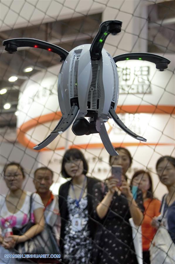 BEIJING, agosto 22, 2017 (Xinhua) -- Una empleada muestra un dron inteligente durante la vista previa para los medios de comunicación de la Conferencia Mundial de Robots 2017 llevada a cabo en el Centro Internacional de Conferencias y Exposiciones Yichuang de Beijing, en Beijing, capital de China, el 22 de agosto de 2017. La conferencia se llevará a cabo del 23 al 27 de agosto, con un foro, exposición y concurso de robots. (Xinhua/Li Xin)