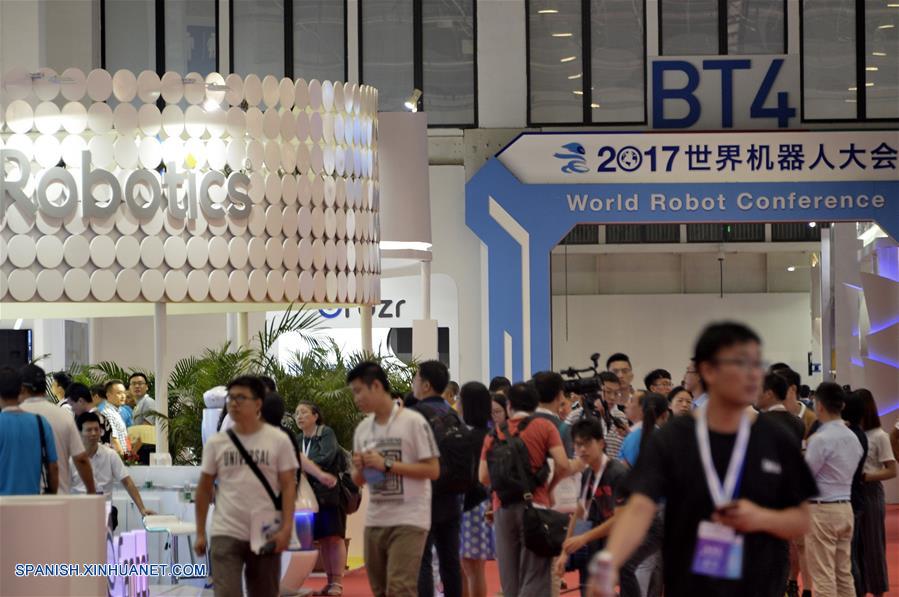 BEIJING, agosto 22, 2017 (Xinhua) -- Personas asisten a la vista previa para los medios de comunicación de la Conferencia Mundial de Robots 2017 llevada a cabo en el Centro Internacional de Conferencias y Exposiciones Yichuang de Beijing, en Beijing, capital de China, el 22 de agosto de 2017. La conferencia se llevará a cabo del 23 al 27 de agosto, con un foro, exposición y concurso de robots. (Xinhua/Li Xin)