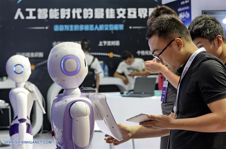 BEIJING, agosto 22, 2017 (Xinhua) -- Personas interactúan con un robot inteligente durante la vista previa para los medios de comunicación de la Conferencia Mundial de Robots 2017 llevada a cabo en el Centro Internacional de Conferencias y Exposiciones Yichuang de Beijing, en Beijing, capital de China, el 22 de agosto de 2017. La conferencia se llevará a cabo del 23 al 27 de agosto, con un foro, exposición y concurso de robots. (Xinhua/Li Xin)