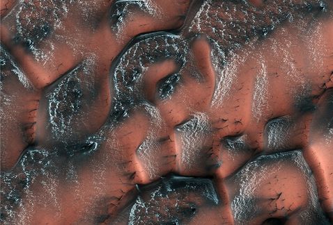 Publican fotografías de las dunas nevadas de Marte