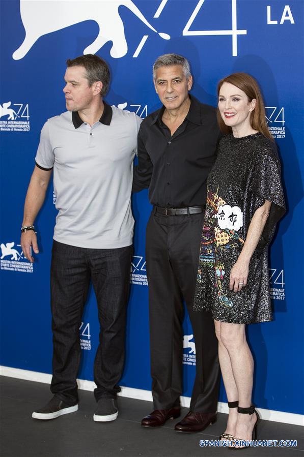 El actor Matt Damon (i), el director George Clooney (c), y la actriz Julianne Moore (d), posan durante la sesión fotográfica de la película "Suburbicon" en competencia en el 74 Festival de Cine de Venecia, en Venecia, Italia, el 2 de septiembre de 2017. (Xinhua/Jin Yu)