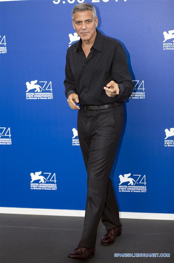 El director George Clooney posa durante la sesión fotográfica de la película "Suburbicon" en competencia en el 74 Festival de Cine de Venecia, en Venecia, Italia, el 2 de septiembre de 2017. (Xinhua/Jin Yu)