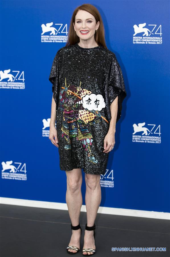 La actriz Julianne Moore posa durante la sesión fotográfica de la película "Suburbicon" en competencia en el 74 Festival de Cine de Venecia, en Venecia, Italia, el 2 de septiembre de 2017.(Xinhua/Jin Yu)