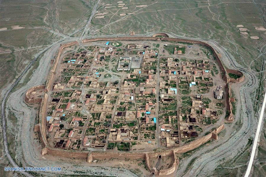 GANSU, septiembre 15, 2017 (Xinhua) -- Imagen del 1 de septiembre de 2017 de una vista aérea de la antigua ciudad con forma de tortuga de Yongtai en el condado de Jingtai, provincia de Gansu, en el noroeste de China. Localizada a 25 kilómetros del condado de Jingtai, la ciudad de Tortuga de Yongtai obtuvo su nombre debido la fugura de tortuga del castillo. Como una ciudad antigua que se remonta la Dinastía Ming (1368-1644), fue preservada como una reliquia cultural a nivel nacional. (Xinhua/Fan Peishen)