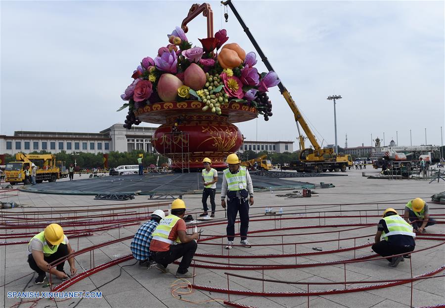 Elaboran una gran terraza de flores en la Plaza Tian'anmen