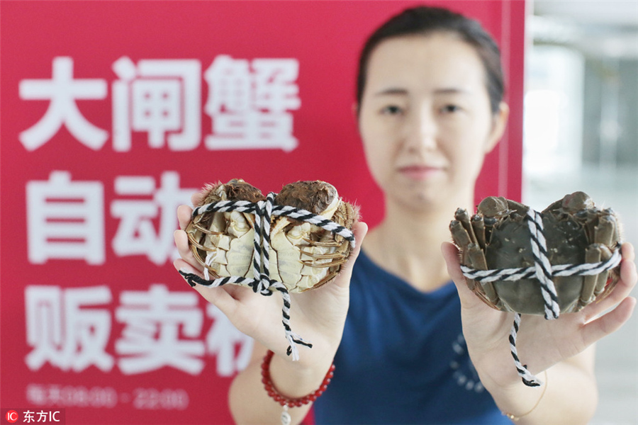 Los consumidores corren hacia la máquina que expende cangrejos peludos de Yangcheng