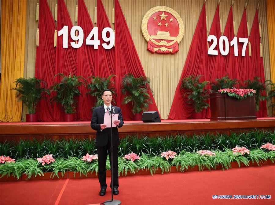 China se abrirá más y compartirá oportunidades de desarrollo, afirma premier