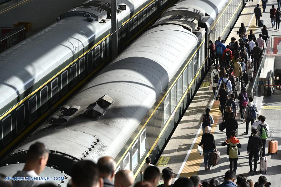 YINCHUAN, octubre 1, 2017 (Xinhua) -- Pasajeros se preparan para abordar un tren en la Estación de Trenes de Yinchuan, en Yinchuan, capital de la Región Autónoma Hui de Ningxia, en el noroeste de China, el 1 de octubre de 2017. Muchas partes de China fueron testigo de un alza en los viajes durante el primer día del feriado por el Día Nacional. (Xinhua/Li Ran)