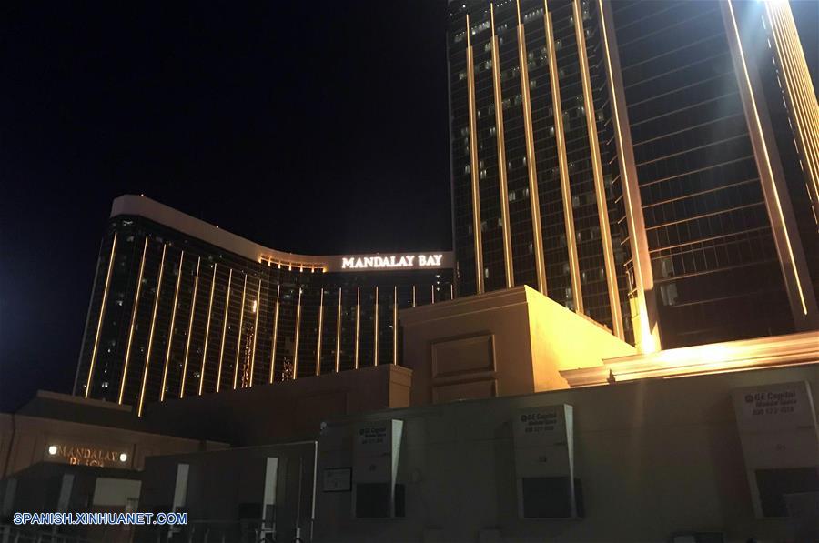 LAS VEGAS, octubre 2, 2017 (Xinhua) -- Vista del hotel Mandalay Bay cerca del sitio de un tiroteo en Las Vegas, estado de Nevada, Estados Unidos, el 2 de octubre de 2017. Más de 50 personas han perdido la vida y más de 200 han resultado heridas durante un concierto el domingo por la noche que se estaba celebrando fuera del hotel Mandalay Bay en Las Vegas, en el estado estadounidense de Nevada, confirmó el lunes la policía local. (Xinhua/Huang Chao)