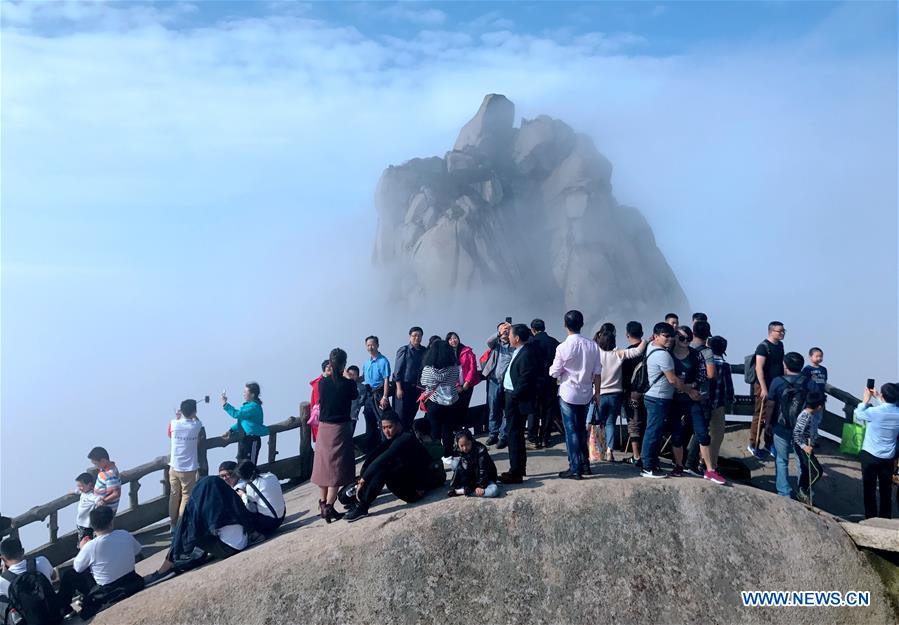 Los turistas disfrutan del paisaje de la montaña de Tianzhu en Anhui