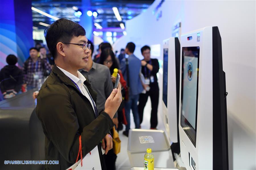 Un visitante prueba un sistema de detección de rostros que autoriza los pagos en un pabellón en "La Conferencia de Computación 2017", en Hangzhou, capital de la provincia de Zhejiang, en el este de China, el 11 de octubre de 2017. (Xinhua/Huang Zongzhi)