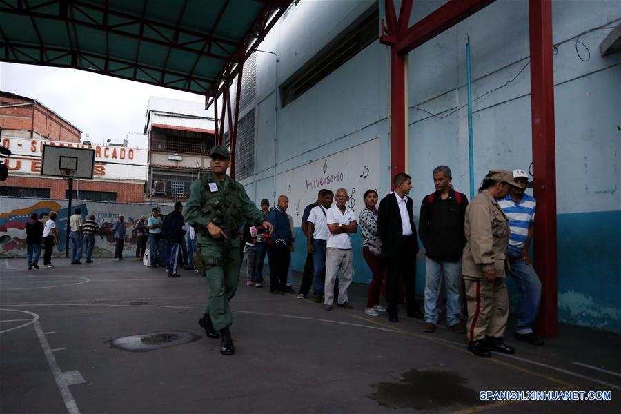 Personas permanecen en fila para emitir su voto durante las elecciones regionales, en un centro de votación en Petare, estado Miranda, Venezuela, el 15 de octubre de 2017. Venezolanos empezaron a concentrarse desde las 6:00 hora local de este domingo en los principales centros de votación habilitados por el Poder Electoral, para elegir a los 23 gobernadores que regirán por los próximos cuatro años. (Xinhua/Fausto Torrealba/AVN)