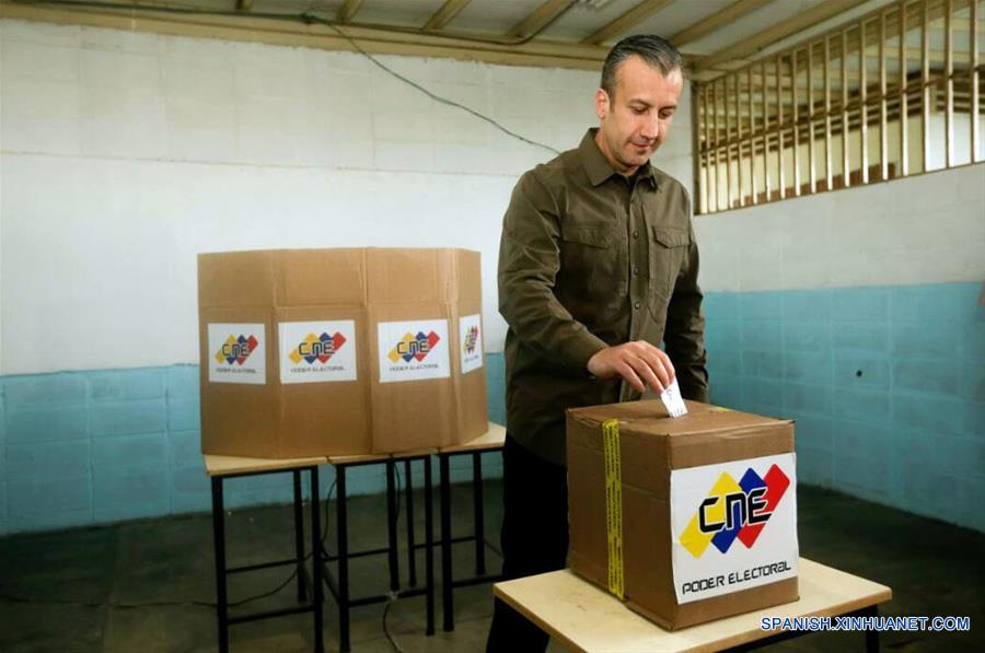 Imagen cedida por la Vicepresidencia de Venezuela, del vicepresidente venezolano, Tareck El Aissami, votando en un centro electoral en Aragua, Venezuela, el 15 de octubre de 2017. La presidenta del Consejo Nacional Electoral (CNE) de Venezuela, Tibisay Lucena, anunció que un 95 por ciento de las mesas electorales dispuestas para los comicios regionales del domingo han sido abiertas "sin novedad". En un contacto telefónico con la estatal Venezolana de Televisión, Lucena ofreció un segundo balance sobre el proceso electoral que inició a las 6:00 hora local del domingo, y dijo que "el 95 por ciento de las mesas de todo el país (han sido abiertas)". (Xinhua/Vicepresidencia de Venezuela)