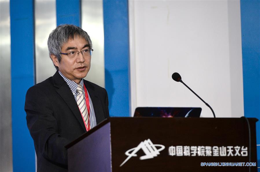 Wang Lifan, director del Centro para la Astronomía de la Antártida de China, participa durante una conferencia de prensa en el observatorio en Nanjing, en la provincia de Jiangsu, en el este de China, el 16 de octubre de 2017. Científicos chinos anunciaron el lunes la observación con un telescopio en la Antártida de la "contraparte óptica" de las ondas gravitacionales que provienen de la fusión de dos estrellas de neutrones binarias. Las ondas gravitacionales fueron descubiertas por primera vez por los detectores del Observatorio de Interferometría Láser de Ondas Gravitacionales (LIGO), en Estados Unidos, el 17 de agosto. El telescopio chino observó de manera independiente al siguiente día señales ópticas resultado de la fusión, de acuerdo con el Centro para la Astronomía de la Antártida de China. Ésta es la primera vez que los humanos han detectado ondas gravitacionales y el fenómeno electromagnético correspondiente resultado de una fusión de estrellas de neutrones binarias. (Xinhua/Li Xiang)