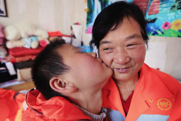 Una mujer cuida a un hijo adoptado con parálisis cerebral durante 14 años