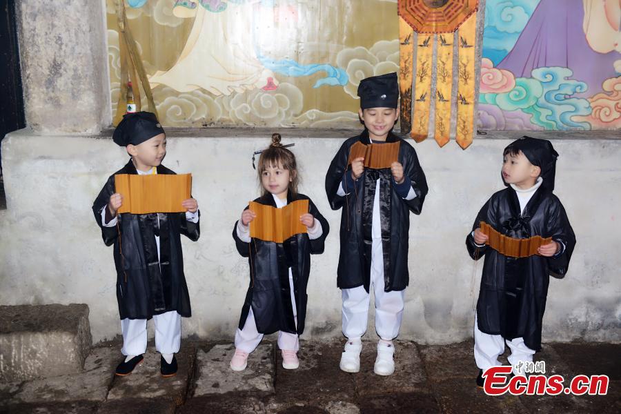 Niños chinos aprenden su cultura tradicional en lo alto del Taoísmo