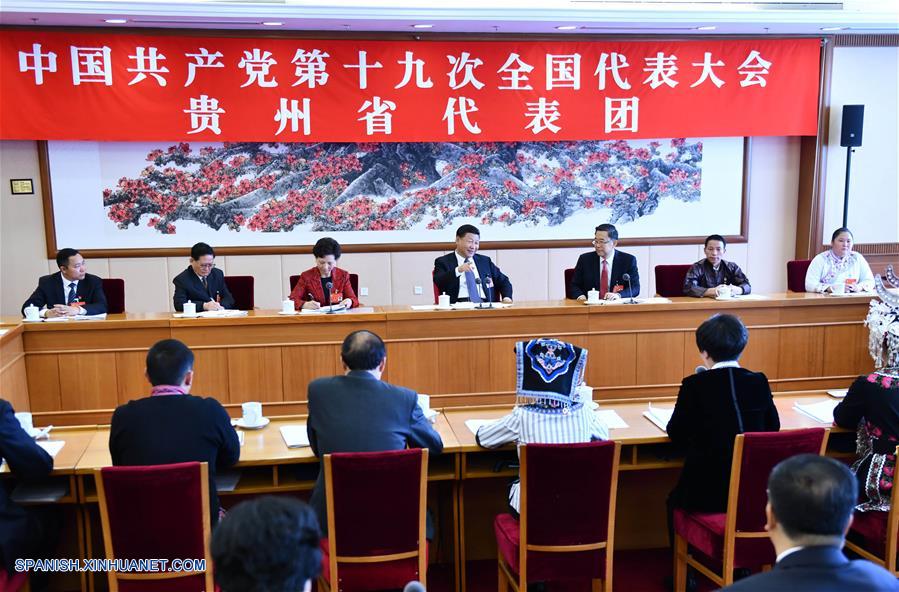 Xi Jinping (c-atrás) participa en un panel de deliberación con delegados de la provincia de Guizhou que asisten al XIX Congreso Nacional del Partido Comunista de China (PCCh) llevado a cabo en Beijing, capital de China, el 19 de octubre de 2017. (Xinhua/Li Tao)