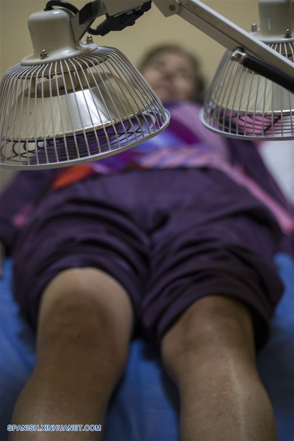 Imagen del 29 de septiembre de 2017, de una mujer siendo tratada con una terapia de medicina tradicional china, en el Hospital Militar, en Quito, Ecuador. (Xinhua/Santiago Armas)