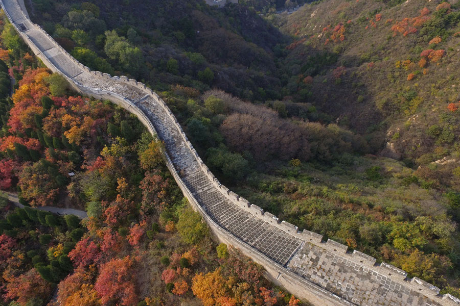 La Gran Muralla de Badaling se colorea de otoño