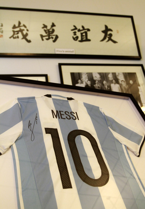 fusión Contratado ladrar Argentina obsequia una camiseta firmada por Lionel Messi al Colegio Dayu de  Beijing (2)